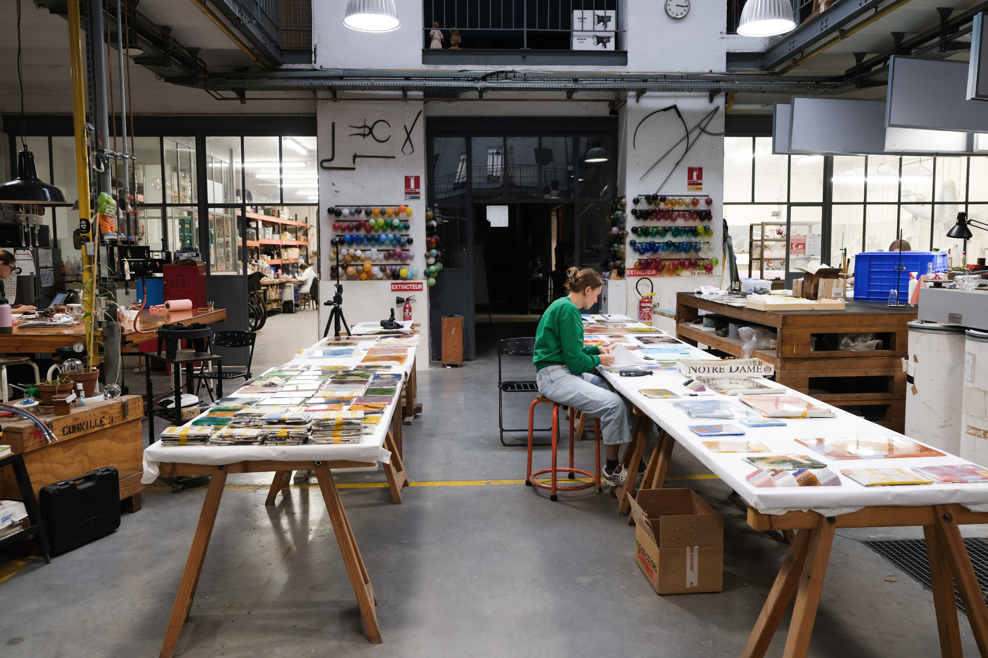 Photographie de Veronika Sedlmair dans l‘atelier du Cirva, en 2022. 
Photo © Cirva / Bérangère Huguet