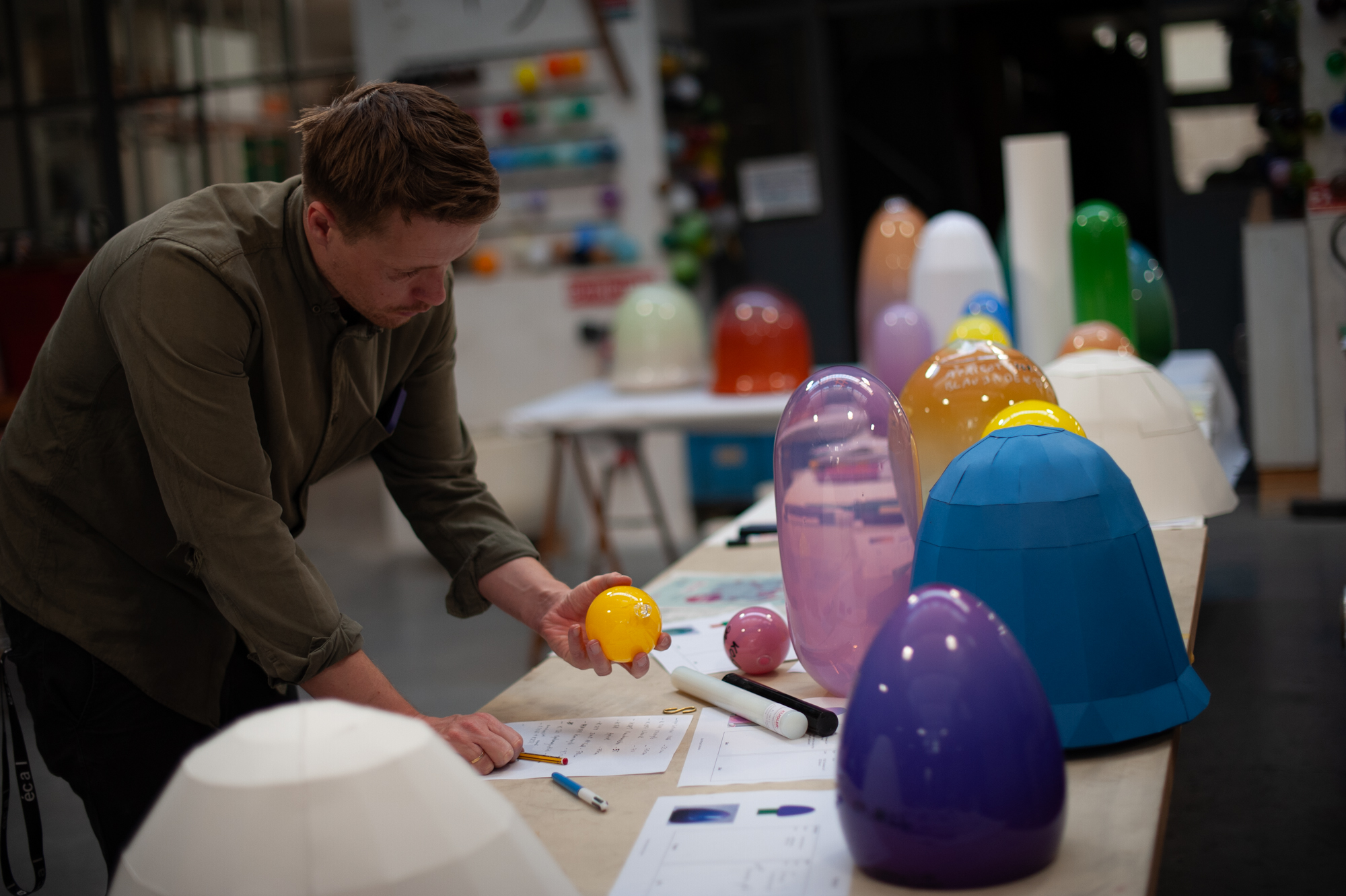 Photographie de Brynjar Sigurðarson par Morteza Herati, dans l’atelier du Cirva en 2021.
Photo © Morteza Herati