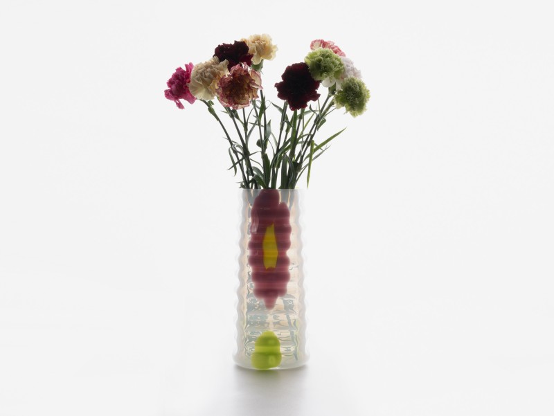 Photographie d’un *Vase Squeeze* de la designer Wendy Andreu, produit et réalisé au Cirva en 2024. 
Une photographie de Vanni Bassetti.